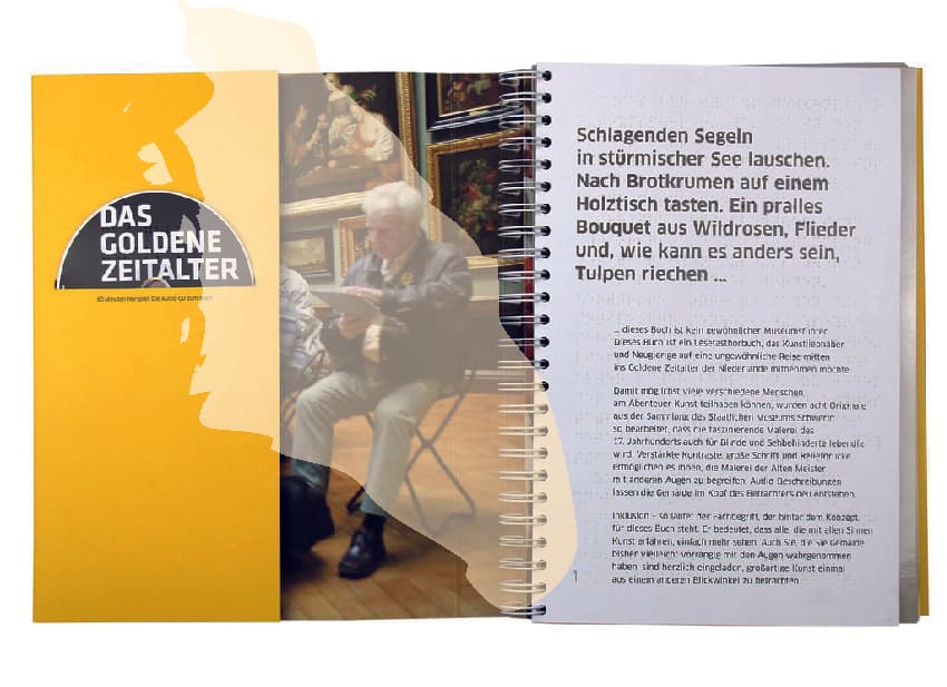 Das Lese-Tast-Hörbuch gibt barriere-freie Informationen zu einem Thema Das Bild zeigt ein aufgeschlagenes Lese-Tast-Hörbuch. In dem Hörbuch steht viel Text. Links sieht man auch ein Foto von einer Person. Das Hörbuch gibt barriere-freie Informationen zu einem Thema.