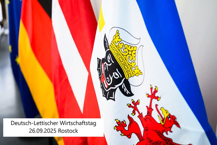 Die Flaggen Deutschlands, Lettlands, Mecklenburg-Vorpommerns und der Europäischen Union mit der Beschriftung "Deutsch-Lettischer Wirtschaftstag, 26.09.2025, Rostock". Die Flaggen Deutschlands, Lettlands, Mecklenburg-Vorpommerns und der Europäischen Union mit der Beschriftung "Deutsch-Lettischer Wirtschaftstag, 26.09.2025, Rostock".