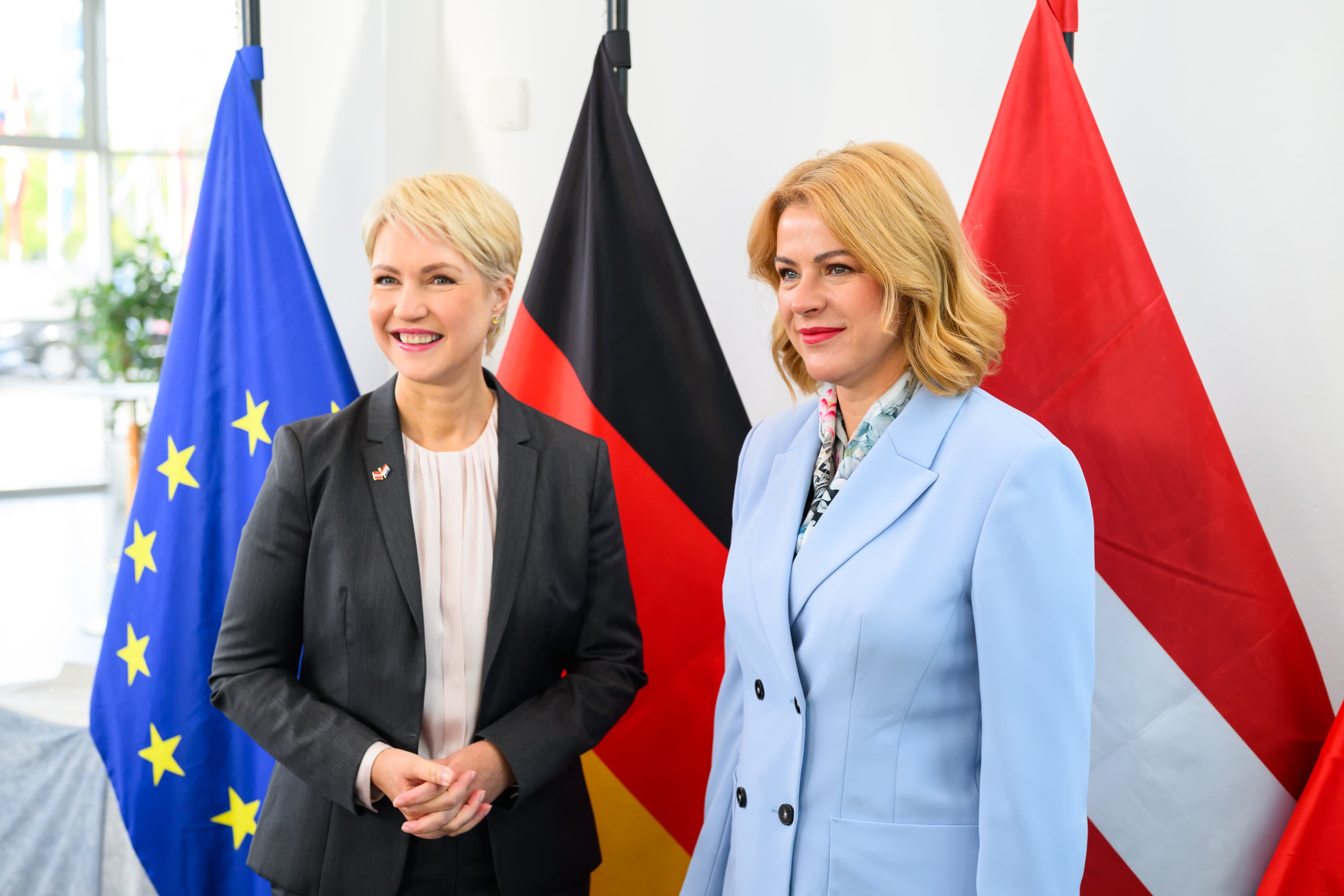 Ministerpräsidentin Manuela Schwesig und die Ministerpräsidentin Evika Siliņa vor der Flaggen der Europäischen Union, Deutschlands und Lettlands Ministerpräsidentin Manuela Schwesig und die Ministerpräsidentin Evika Siliņa vor der Flaggen der Europäischen Union, Deutschlands und Lettlands