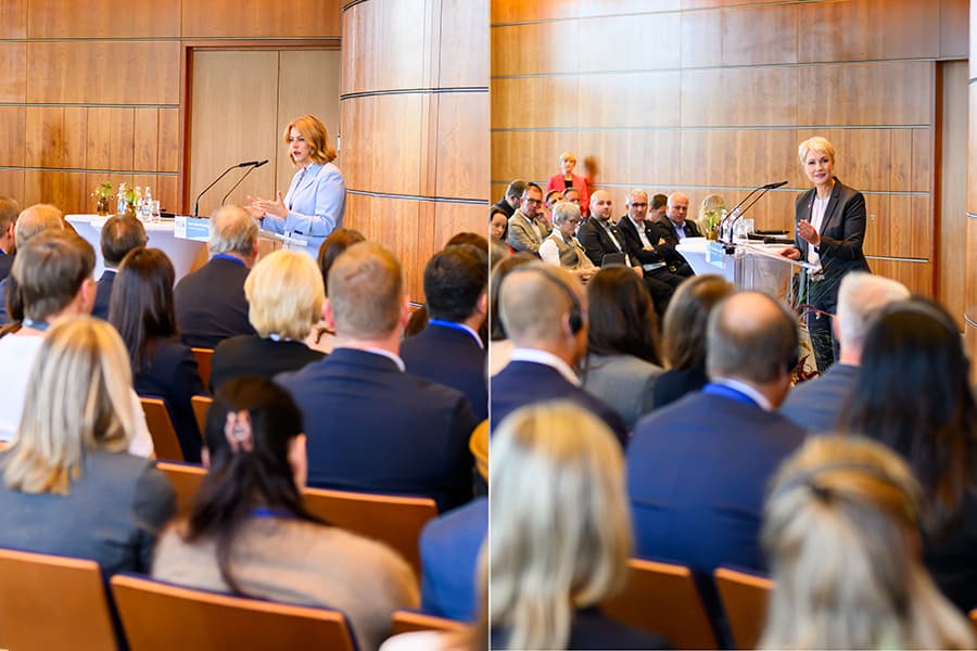 Zwei Fotos nebeneinander: Auf dem linken ist Ministerpräsidentin Evika Siliņa bei ihrem Grußwort mit Publikum zu sehen, auf dem rechten Ministerpräsidentin Manuela Schwesig bei ihrer Eröffnungsrede. Zwei Fotos nebeneinander: Auf dem linken ist Ministerpräsidentin Evika Siliņa bei ihrem Grußwort mit Publikum zu sehen, auf dem rechten Ministerpräsidentin Manuela Schwesig bei ihrer Eröffnungsrede.