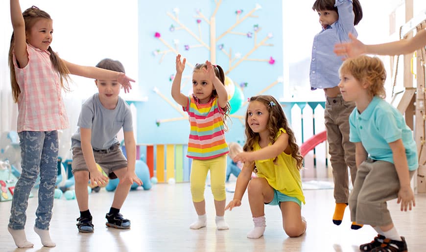 Kinder tanzen und springen in der Gruppe Kinder tanzen und springen in der Gruppe