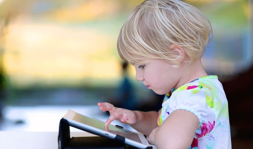 Ein Mädchen schaut auf ein Tablet Ein Mädchen schaut auf ein Tablet