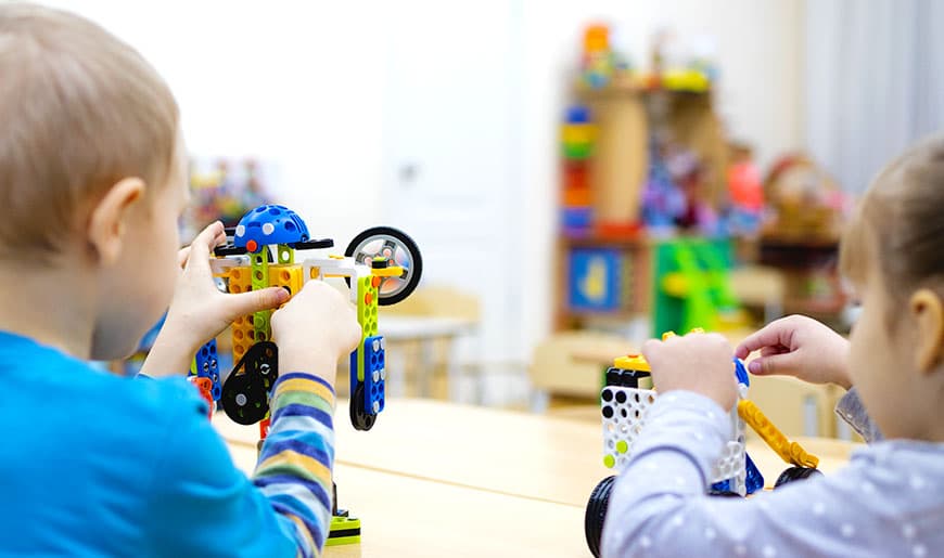 Kinder bauen mit Bausätzen verschiedene Konstruktionen Kinder bauen mit Bausätzen verschiedene Konstruktionen